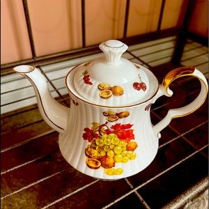 ROYAL WINDSOR TEA / COFFEE POT - FINE BONE CHINA - MADE IN ENGLAND - LIKE NEW